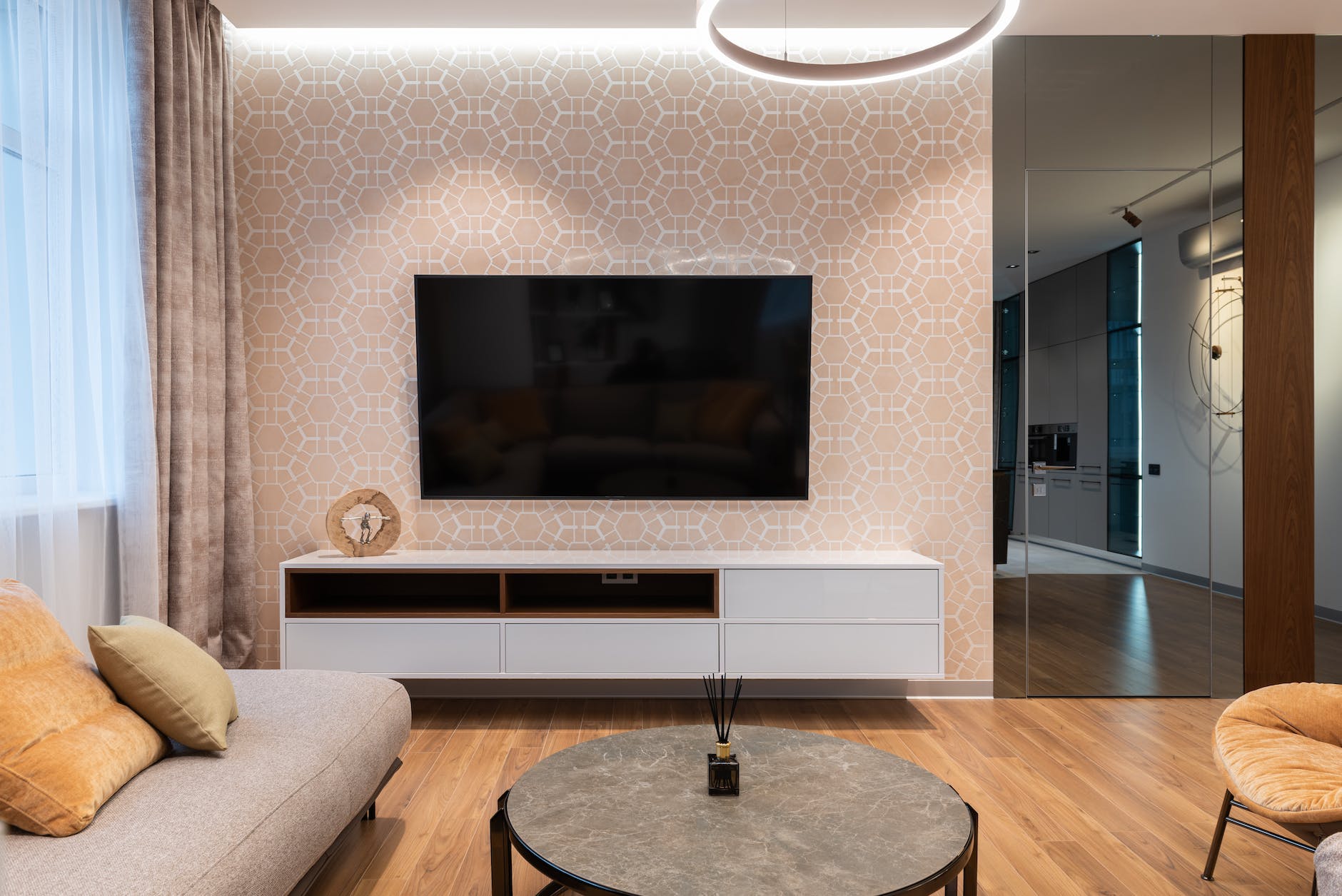 How to combine a Projector Screen and a TV?
